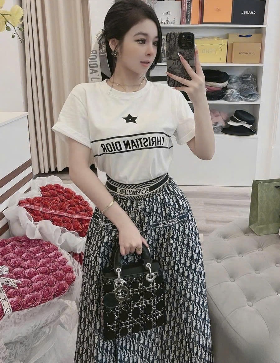 Combo áo thun trắng váy dài họa tiết hãng Dior 4