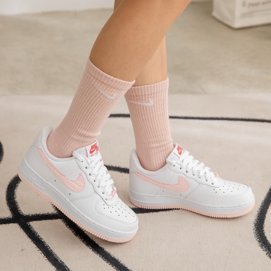 GIÀY NỮ NIKE AIR FORCE 1 07 LOW VD VALENTINE S DAY WHITE ATMOSPHERE UNIVERSITY RED SAIL DQ9320-100 16