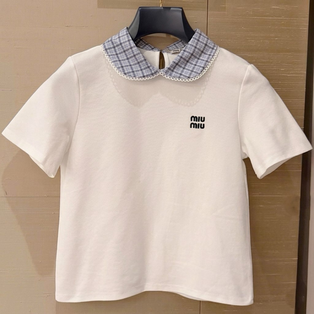 Combo áo thun trắng phối cổ xanh váy xếp ly xám Miu Miu 1