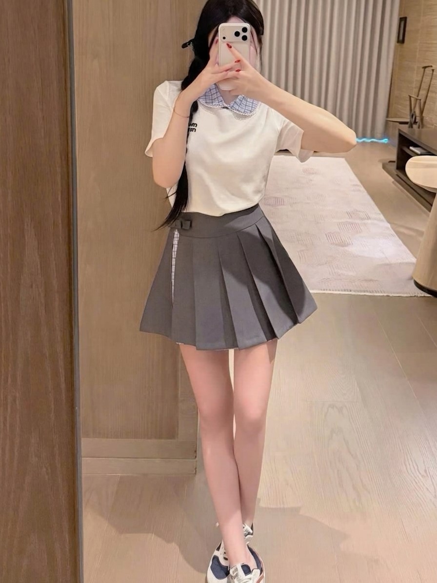 Combo áo thun trắng phối cổ xanh váy xếp ly xám Miu Miu 2