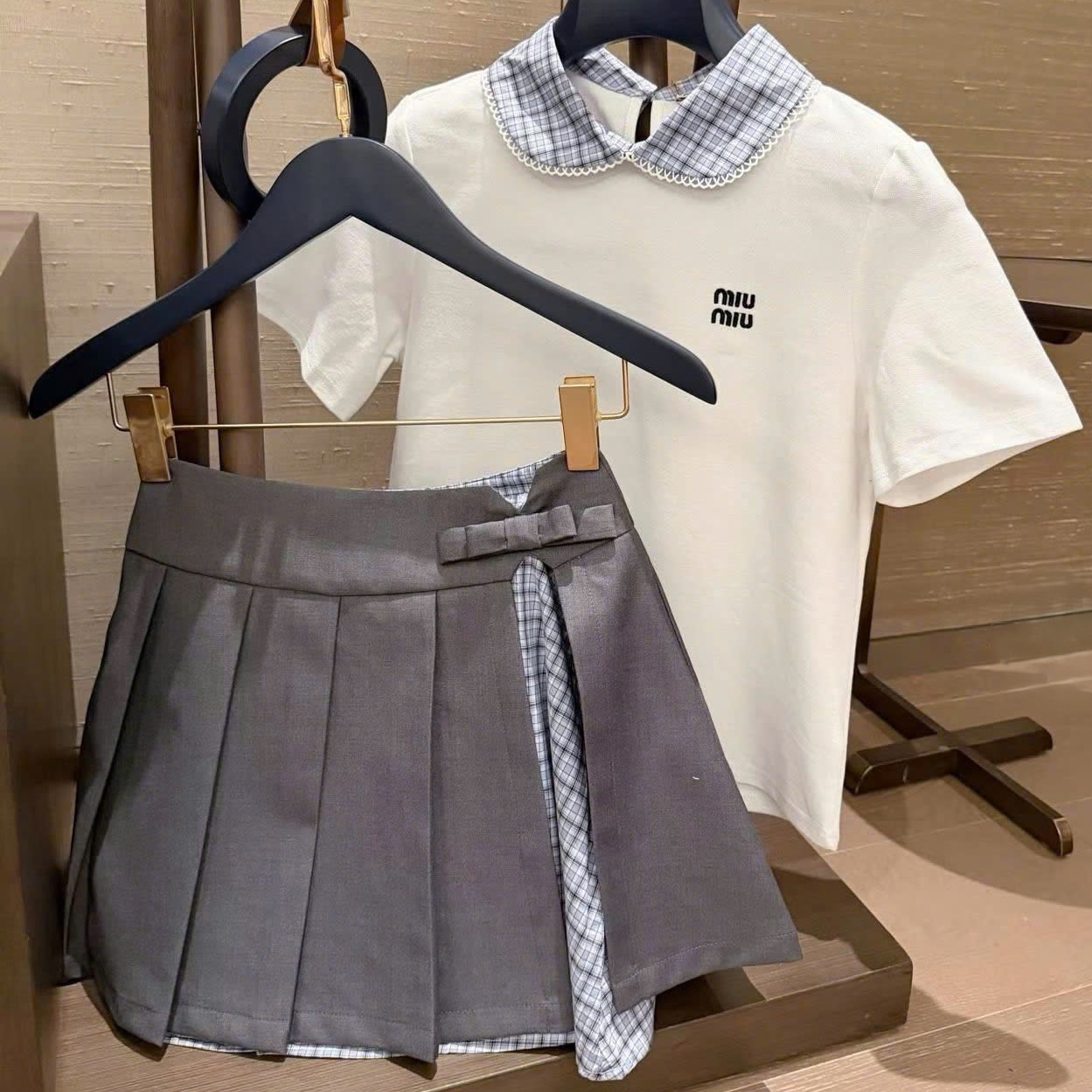 Combo áo thun trắng phối cổ xanh váy xếp ly xám Miu Miu 7