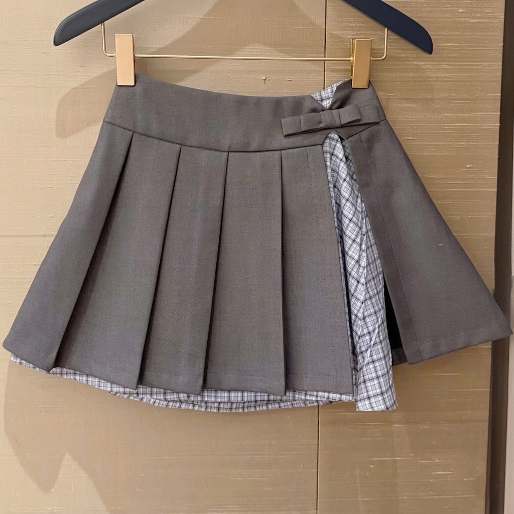Combo áo thun trắng phối cổ xanh váy xếp ly xám Miu Miu 8