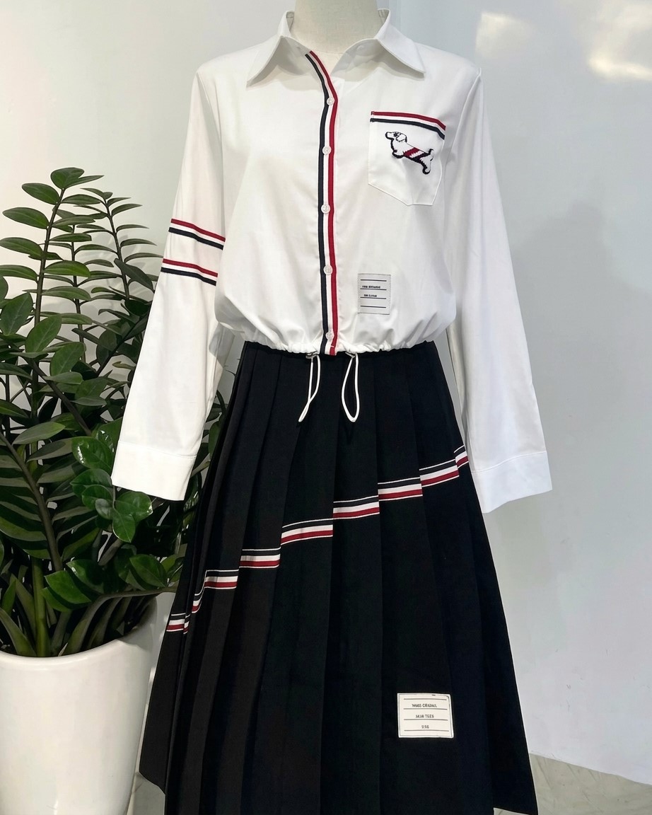 Combo áo sơ mi trắng dây rút váy dàu đen Thom Browne 4