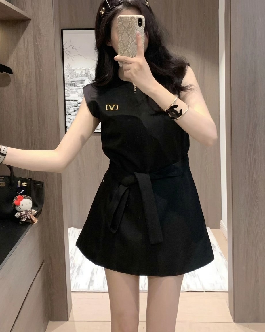 Áo đầm đen ngắn thắt nơ nữ Valentino 2