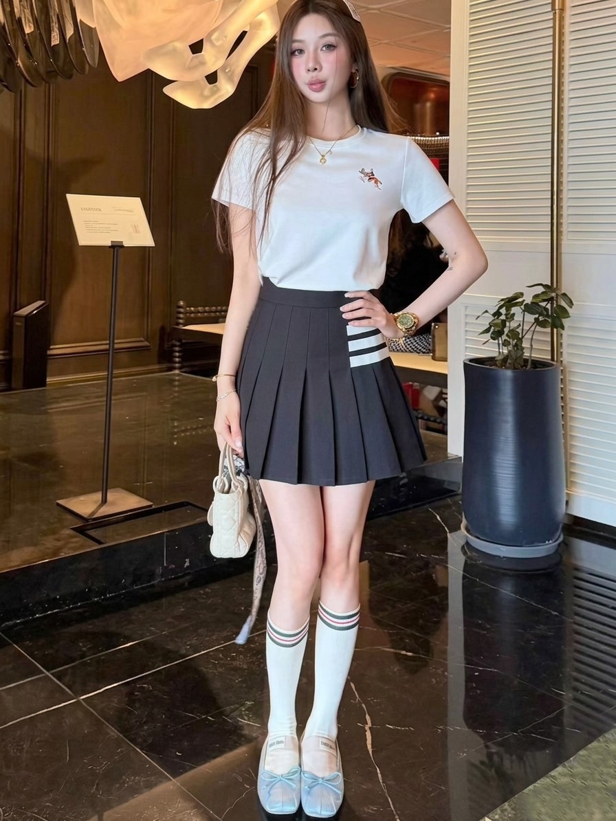 Combo áo thun trắng váy xếp ly phối viền trắng Thom Browne 3