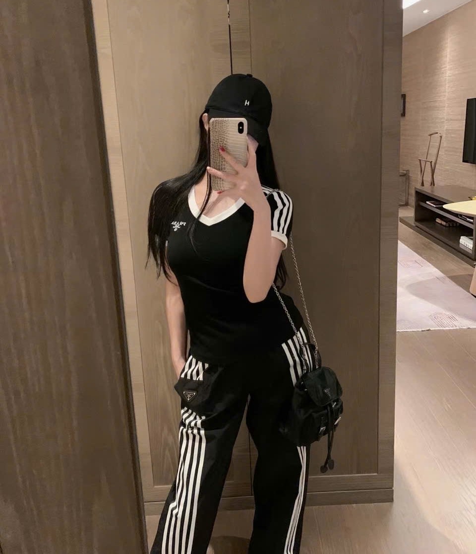 Combo bộ áo thun quần dài trắng đen prada 1