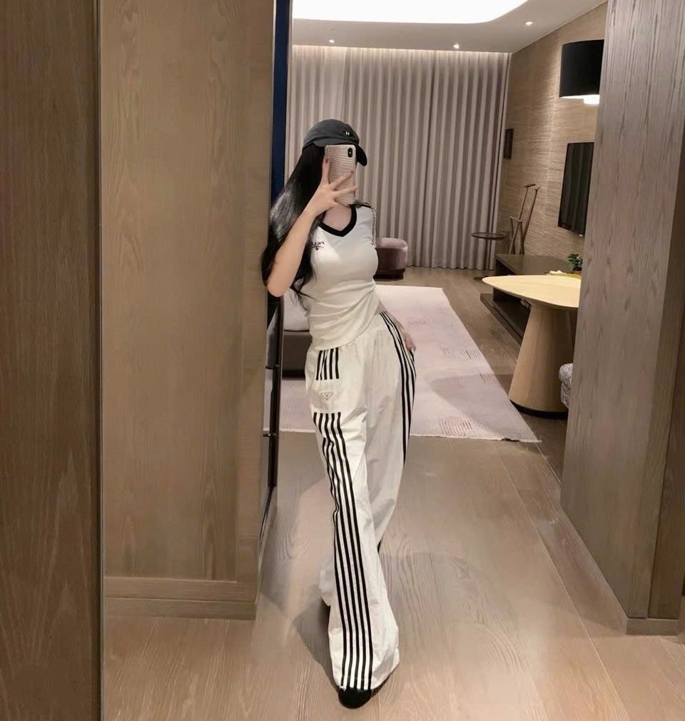 Combo bộ áo thun quần dài trắng đen prada 3