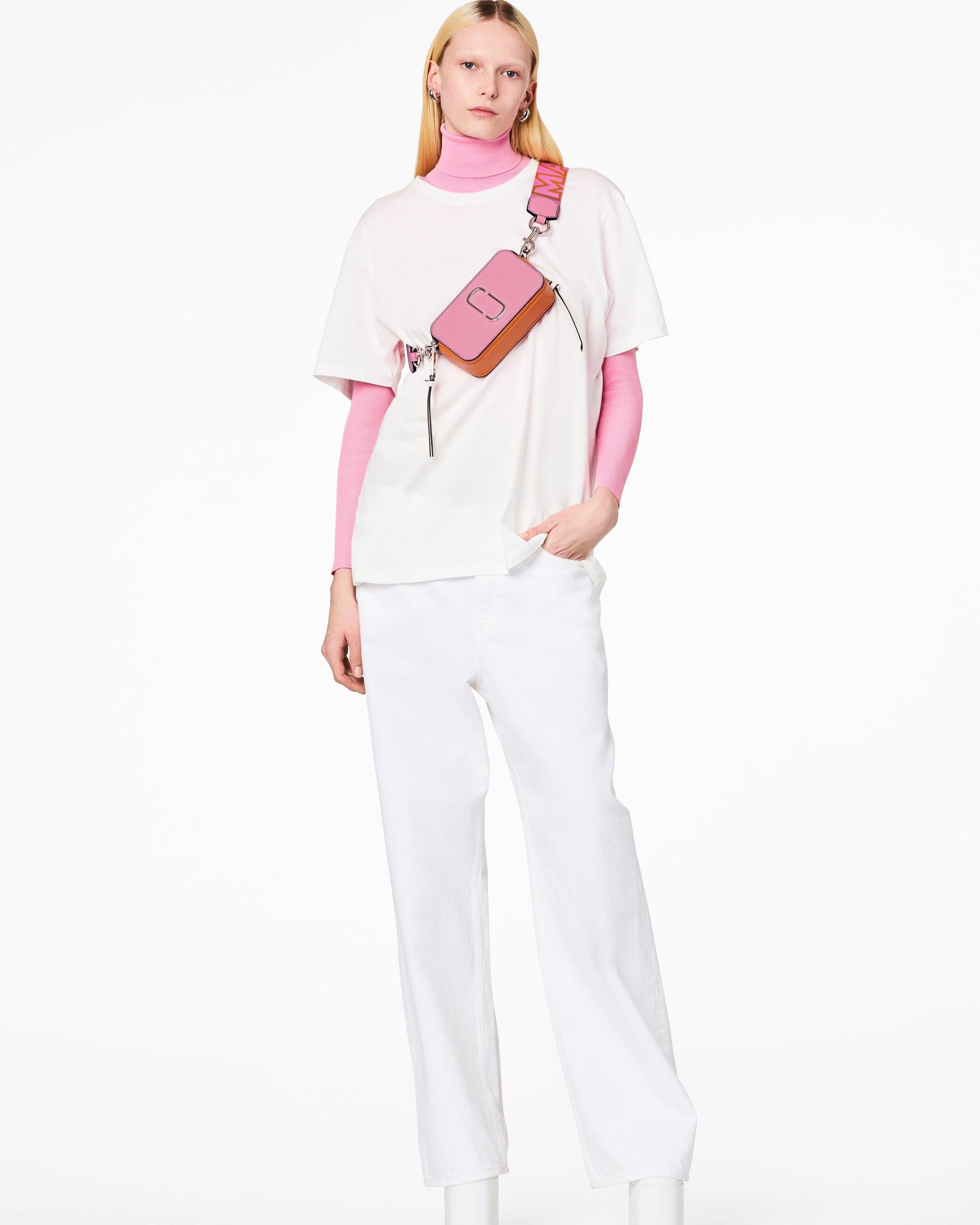 TÚI ĐEO VAI NỮ MARC JACOBS MÀU HỒNG THE SNAPSHOT CROSSBODY BAG IN CANDY PINK MULTI 3