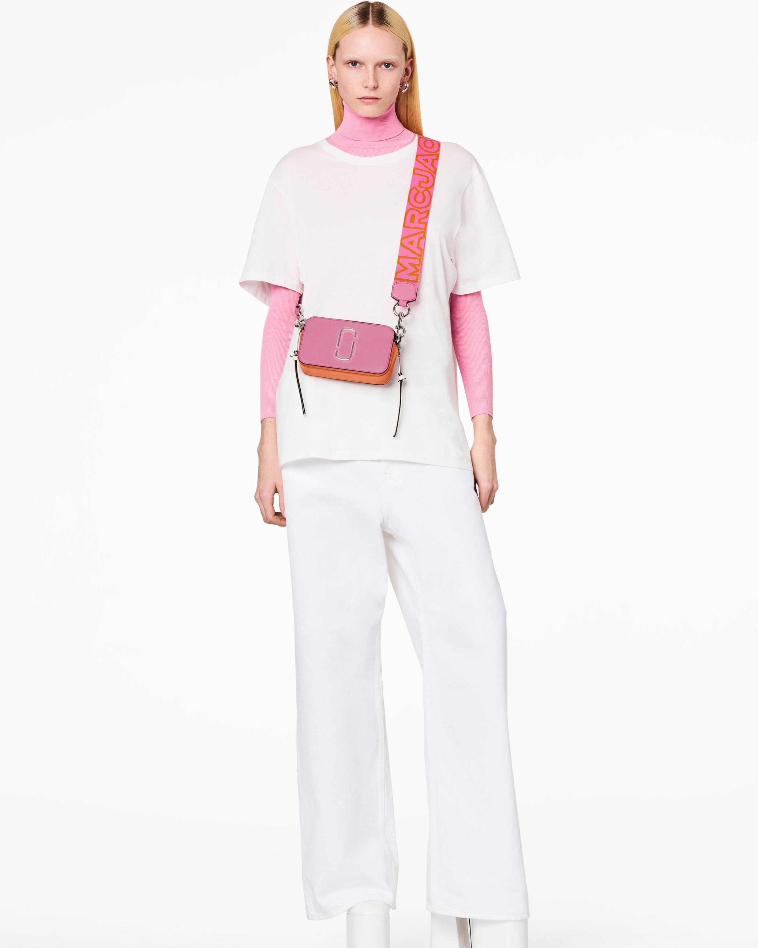 TÚI ĐEO VAI NỮ MARC JACOBS MÀU HỒNG THE SNAPSHOT CROSSBODY BAG IN CANDY PINK MULTI 4