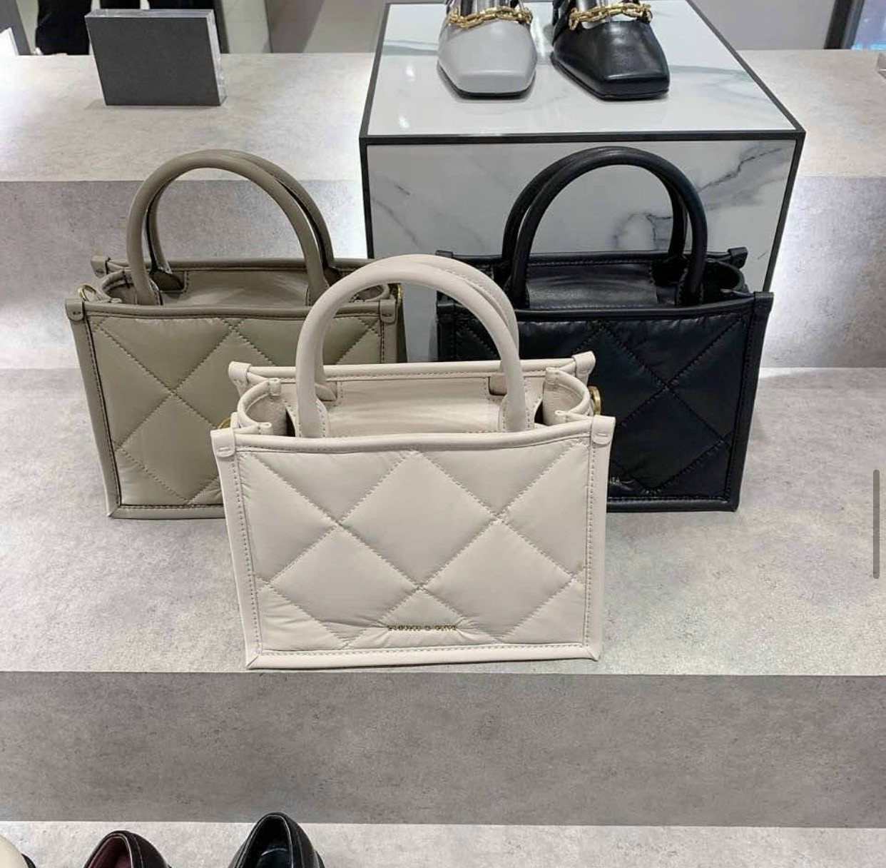TÚI ĐEO CHÉO CHARLES KEITH QUILTED DOUBLE HANDLE TOTE BAG 8
