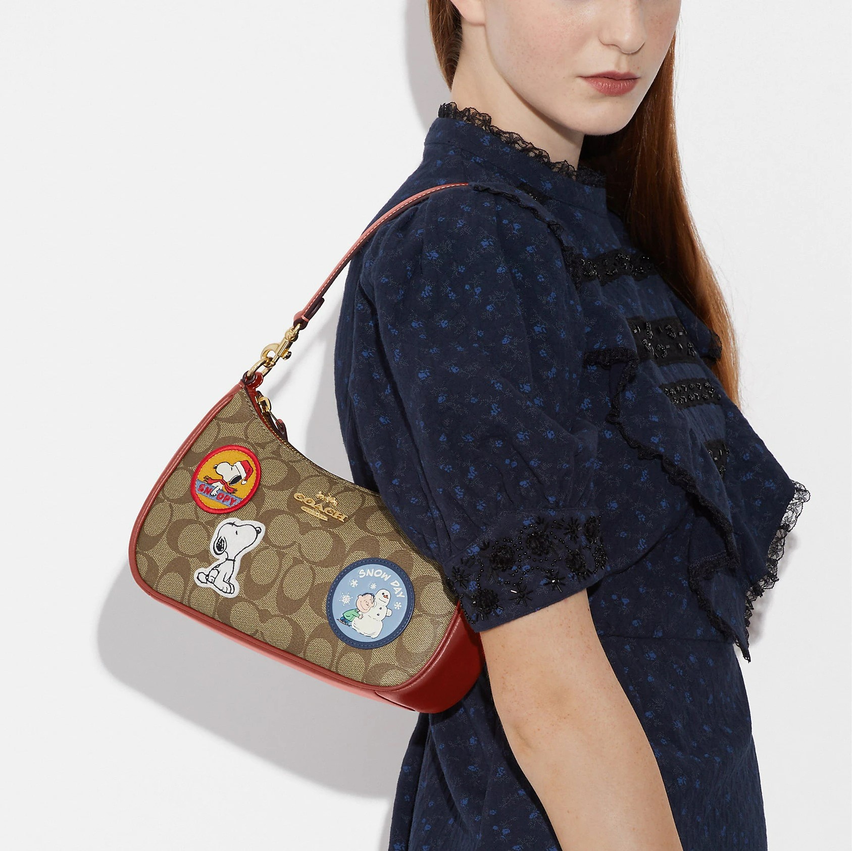 TÚI XÁCH COACH NỮ CHÓ SNOOPY COACH X PEANUTS TERI SHOULDER BAG IN SIGNATURE CANVAS WITH PATCHES 5