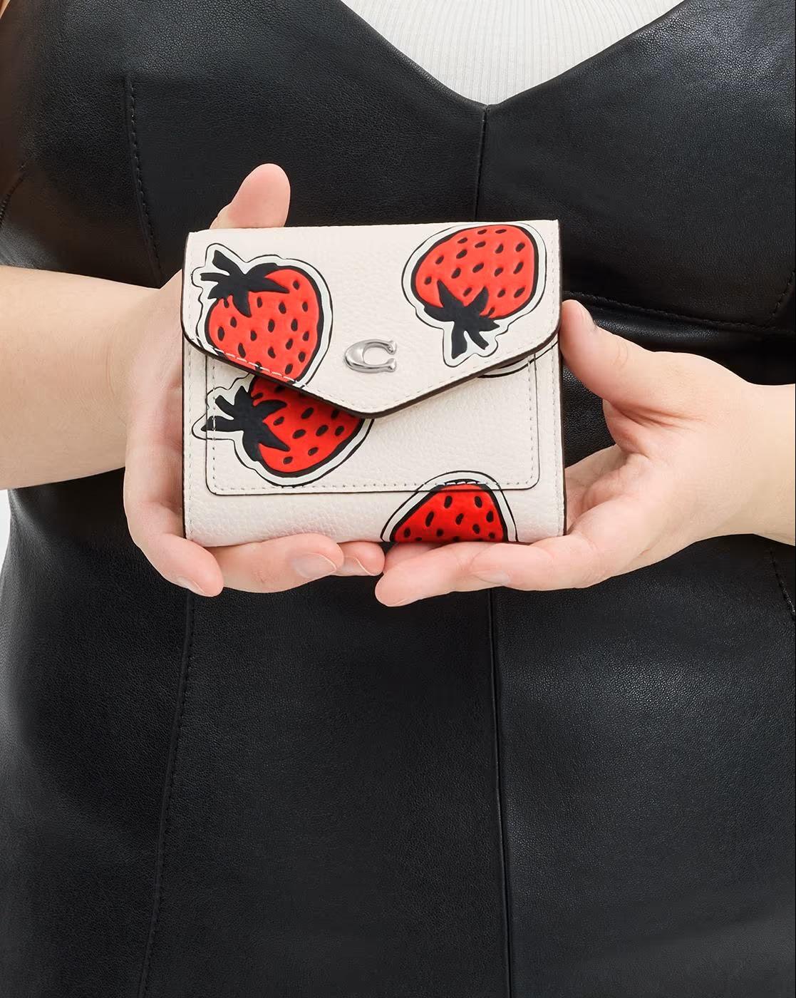 Ví ngắn Coach Winn Small Wallet Strawberry Print CU474 1