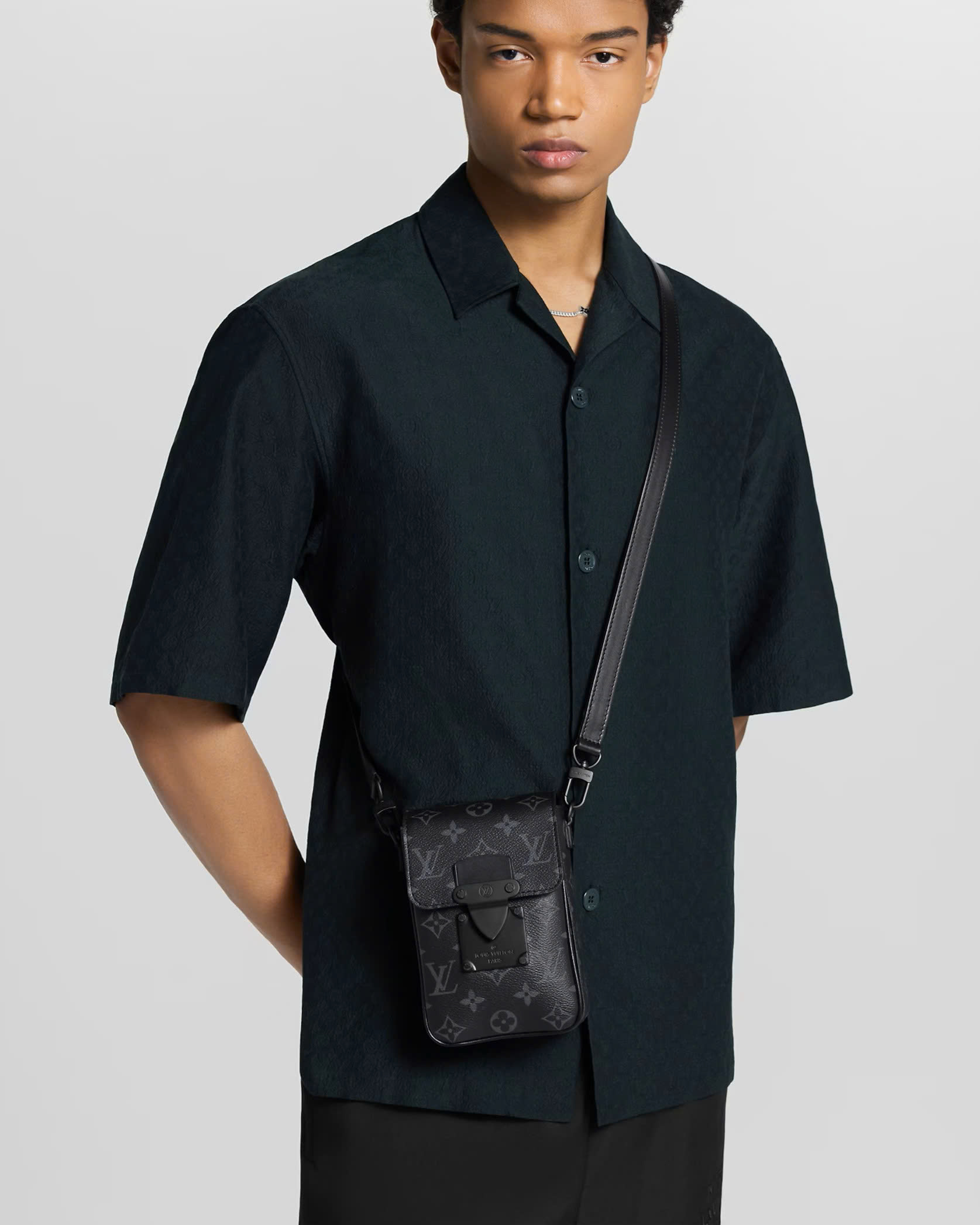 Túi đeo điện thoại unisex Louis Vuitton LV S-Lock Vertical Wearable Wallet Monogram Eclipse Coated Canvas Bags 7