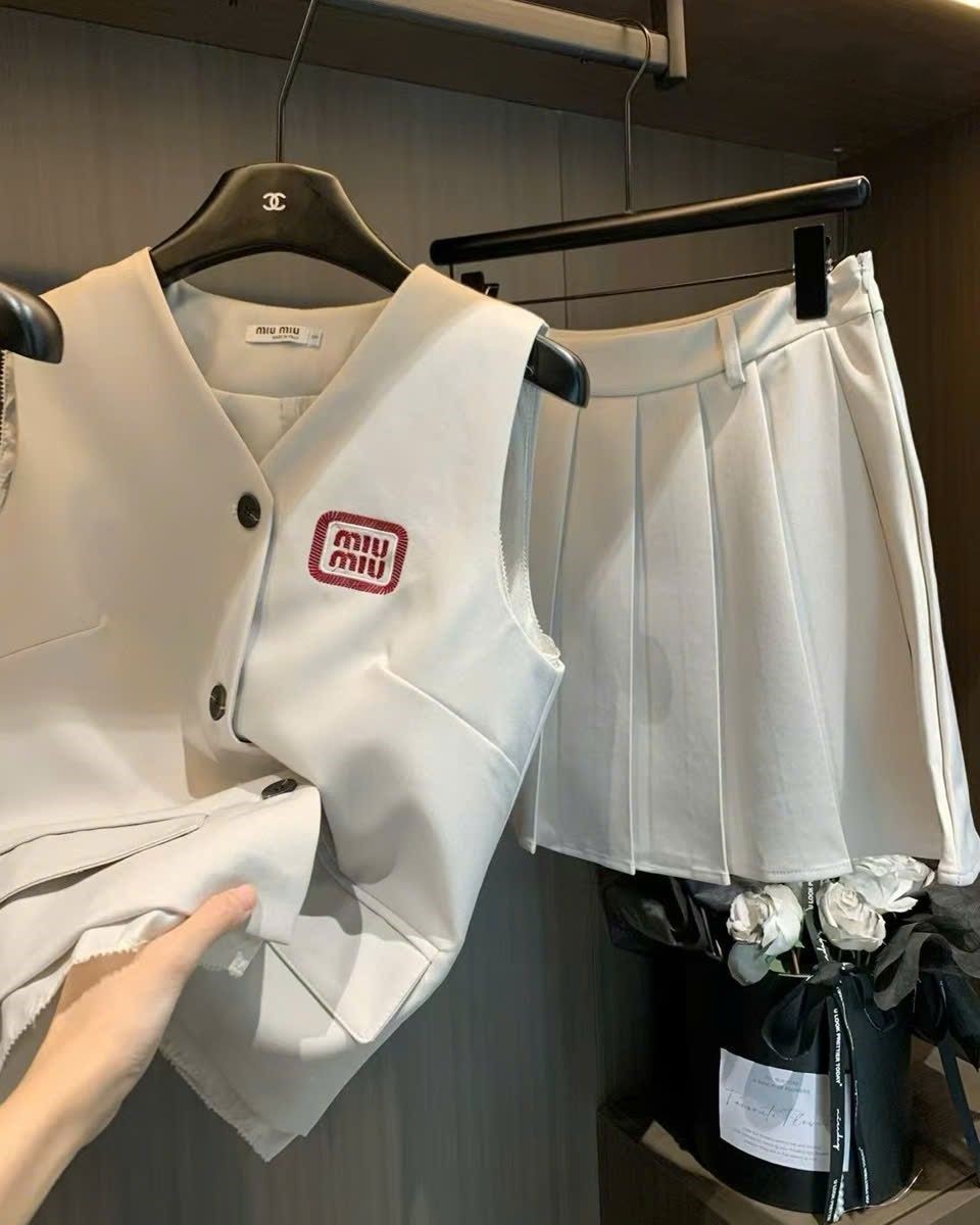 Combo áo gile sát nách váy xếp ly nữ Miu Miu 1