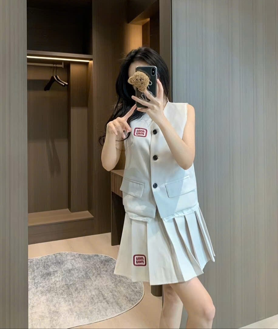Combo áo gile sát nách váy xếp ly nữ Miu Miu 4