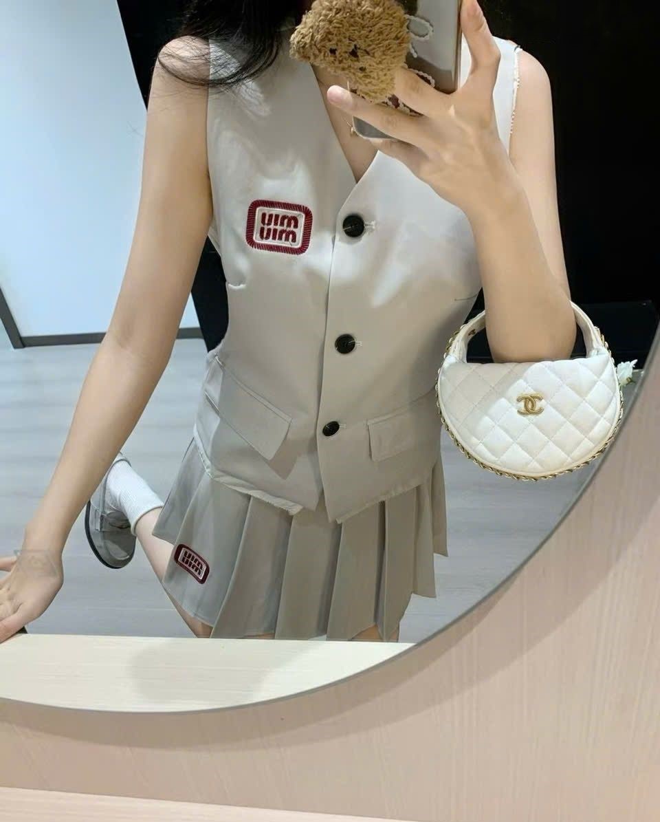 Combo áo gile sát nách váy xếp ly nữ Miu Miu 5