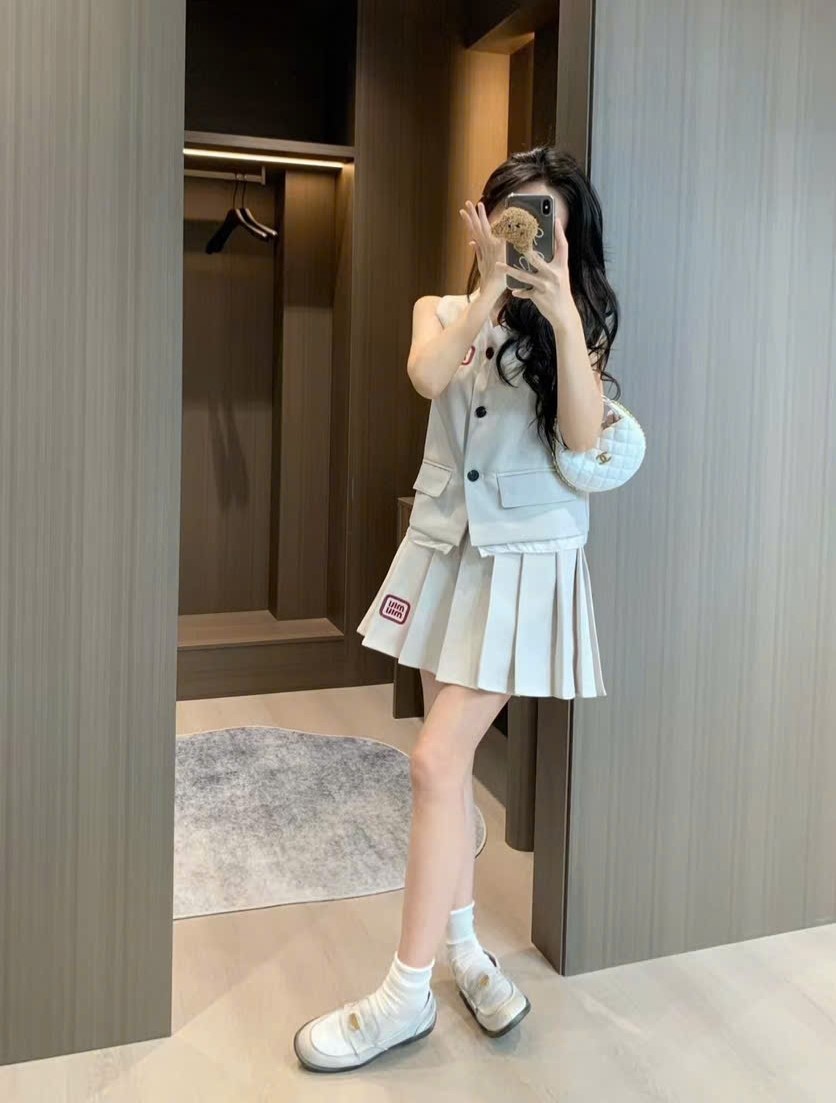 Combo áo gile sát nách váy xếp ly nữ Miu Miu 3