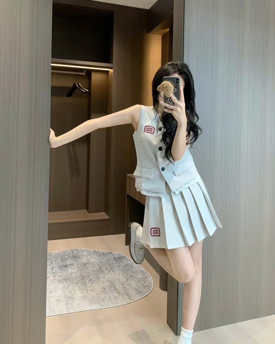 Combo áo gile sát nách váy xếp ly nữ Miu Miu 8