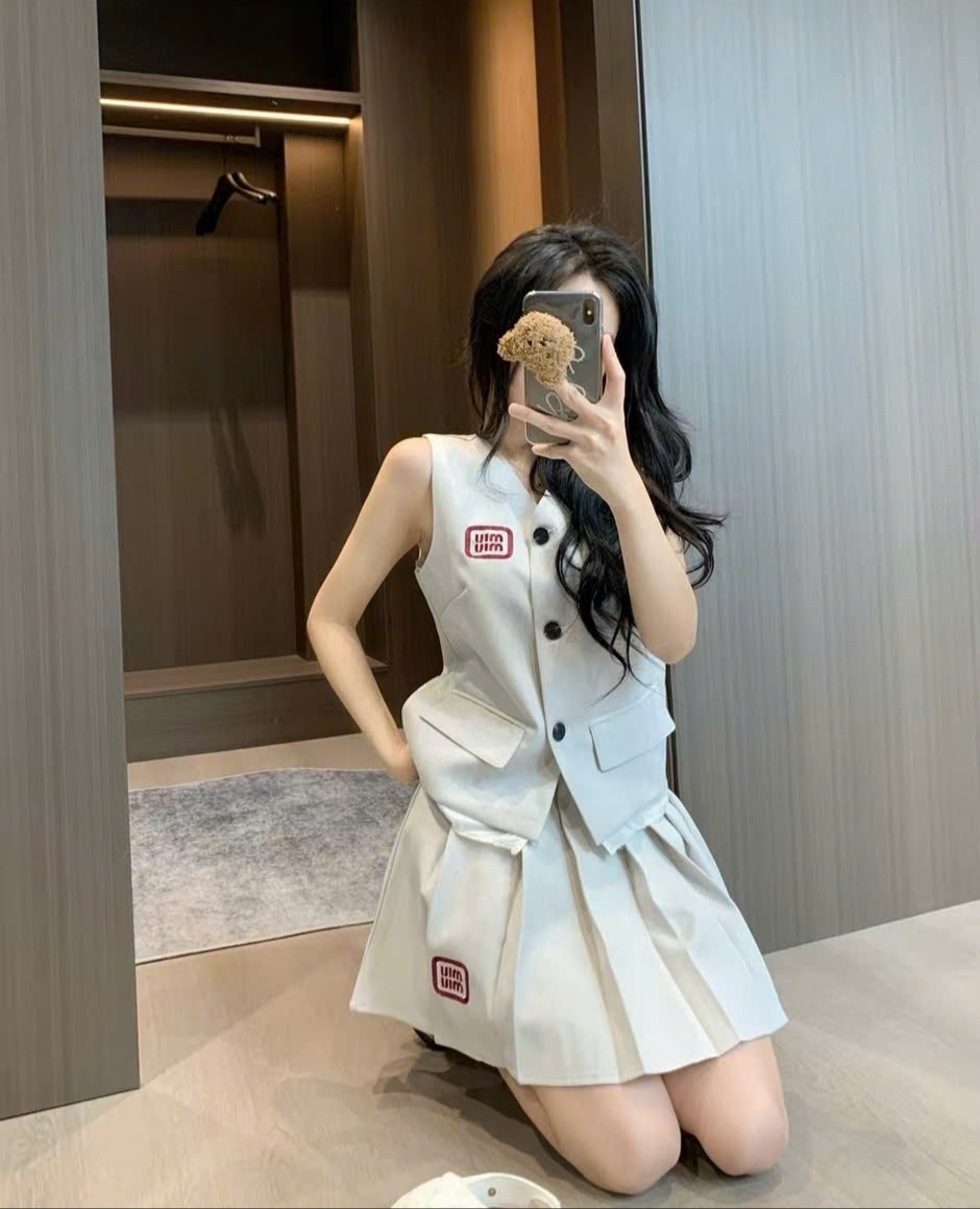 Combo áo gile sát nách váy xếp ly nữ Miu Miu 7