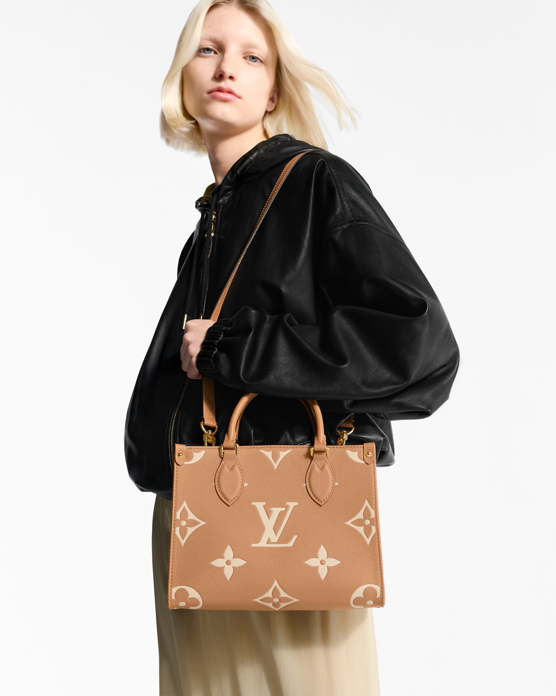 Túi đeo chéo Louis Vuitton OnTheGo PM Arizona Crème Bicolour Monogram Empreinte Leather 4