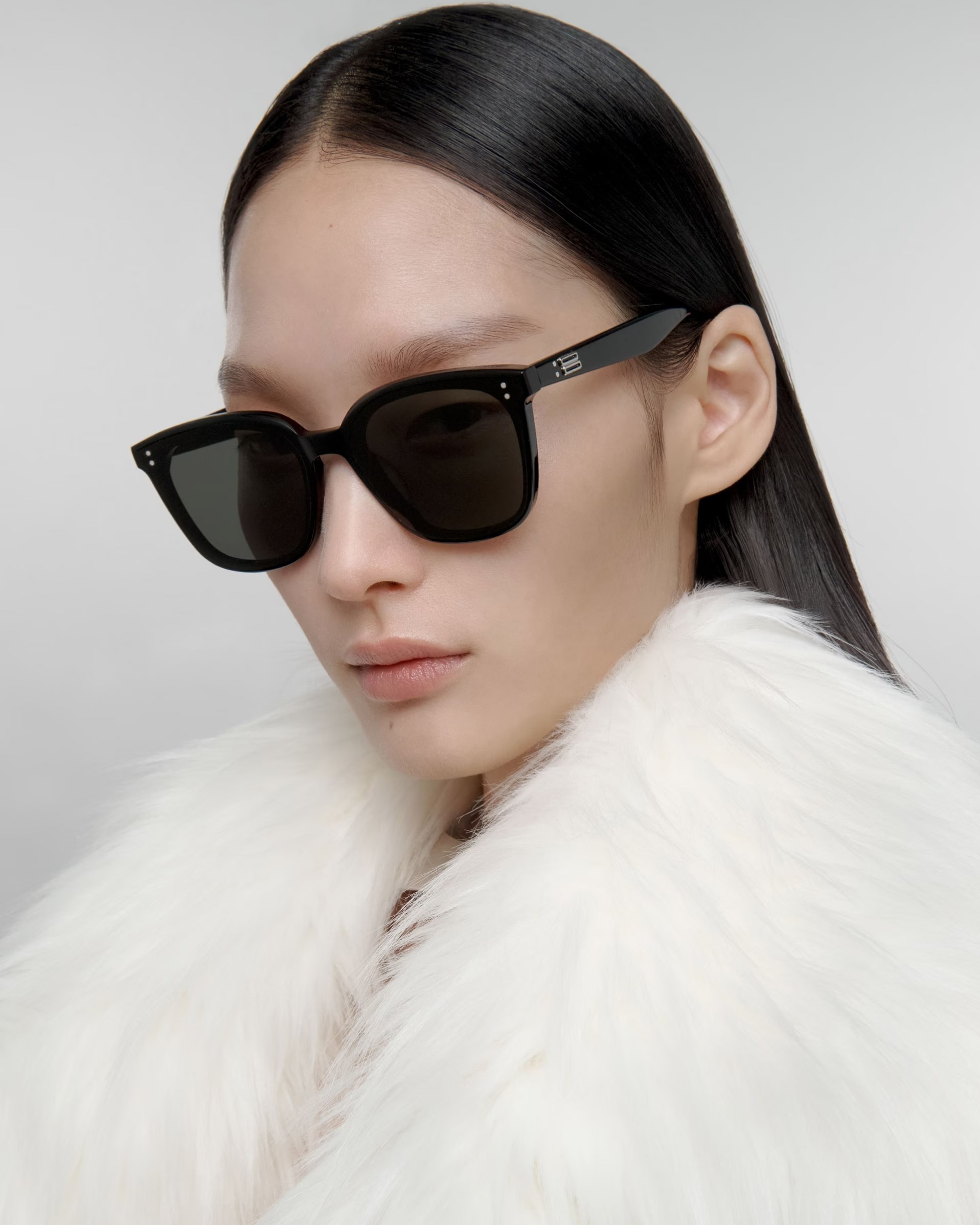 Kính mát Gentle Monster Queen 01 Gray Lenses Black Acetate Frame 3