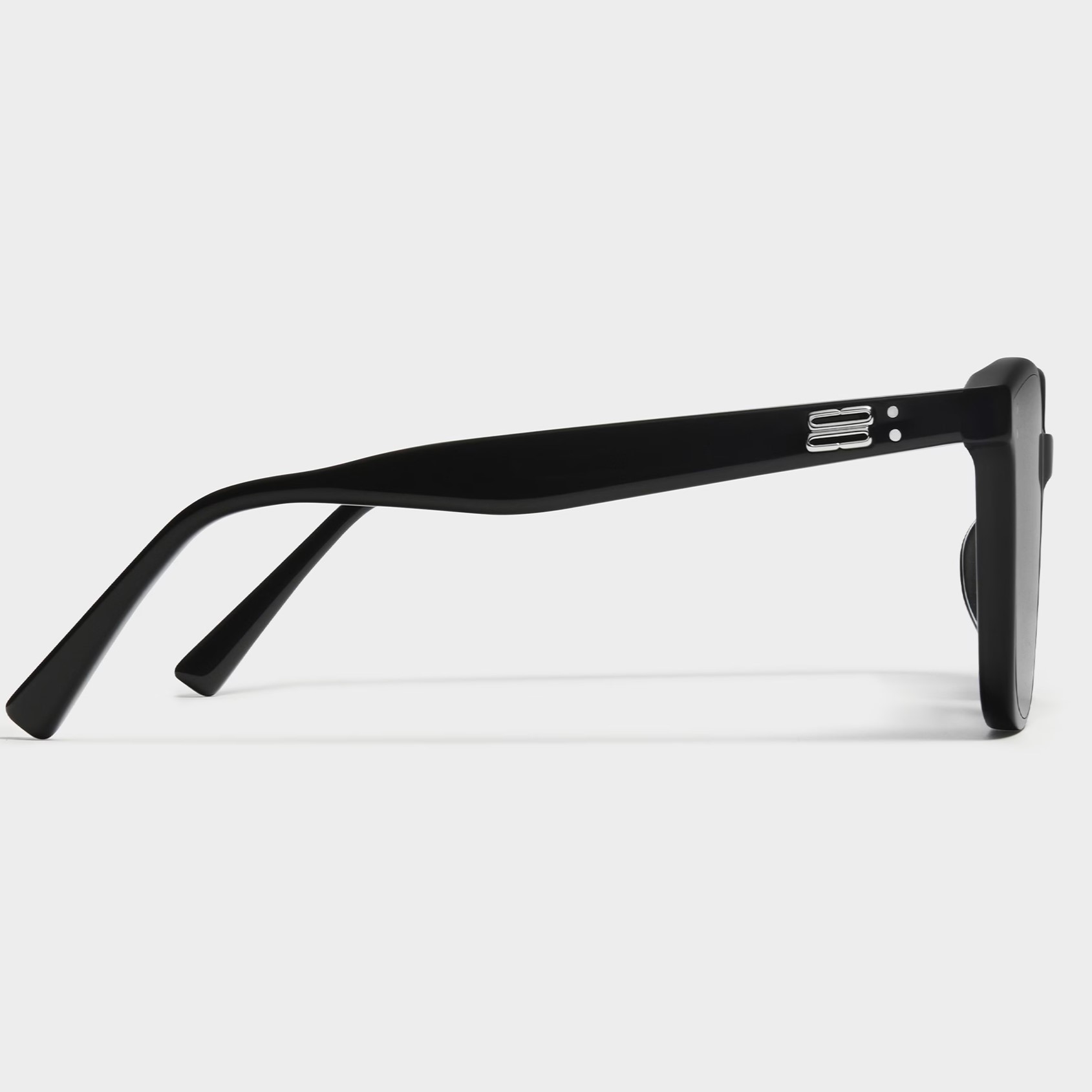 Kính mát Gentle Monster Queen 01 Gray Lenses Black Acetate Frame 5