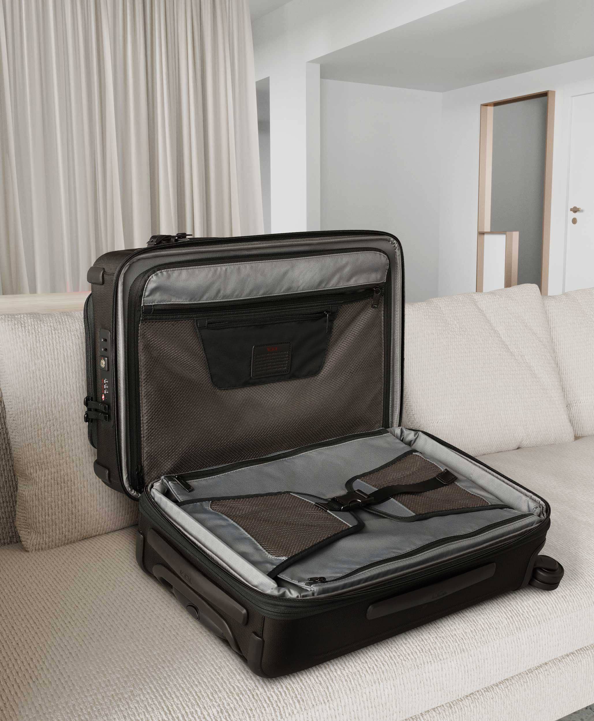 Va li Tumi Alpha 3 International Dual Access Expandable Carry-On Black 1