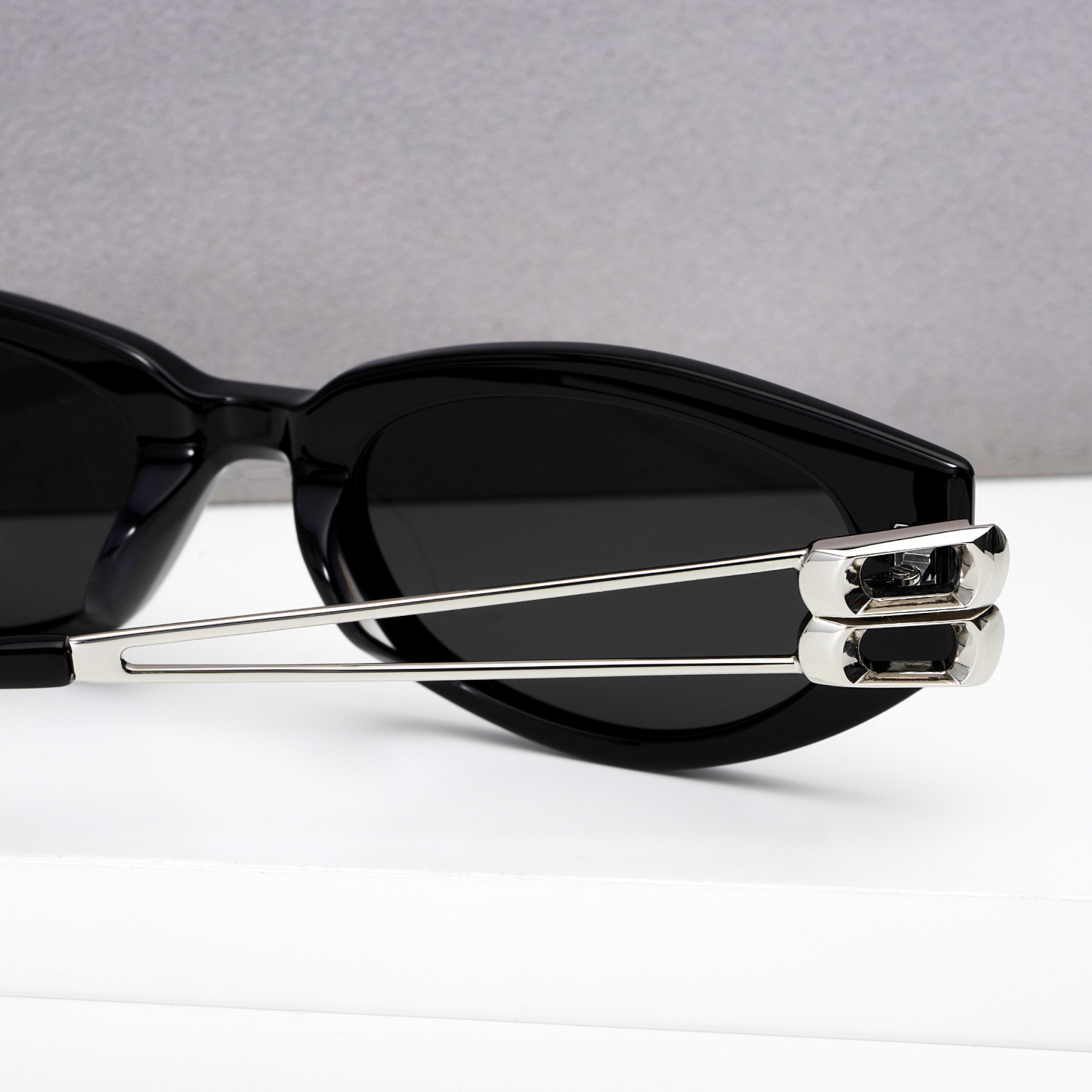 Mắt kính Gentle Monster Kunst 01 Sophisticated Cat-eye Sunglasses in Black 3