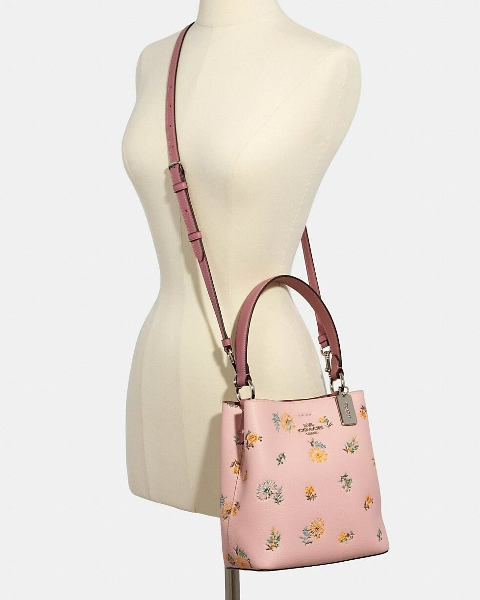 TÚI ĐEO CHÉO NỮ COACH IN HOA SMALL TOWN PEBBLE LEATHER BUCKET BAG WITH DANDELION FLORAL PRINT 2310 3
