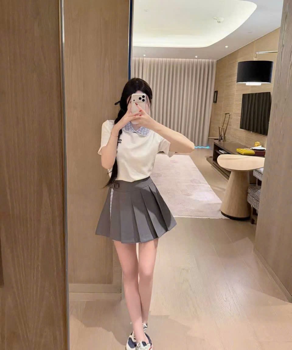 Combo áo thun cổ bẻ váy ngắn xếp ly phối màu Miu Miu 3
