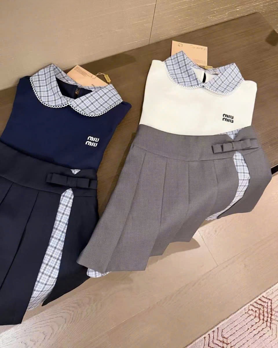 Combo áo thun cổ bẻ váy ngắn xếp ly phối màu Miu Miu 5