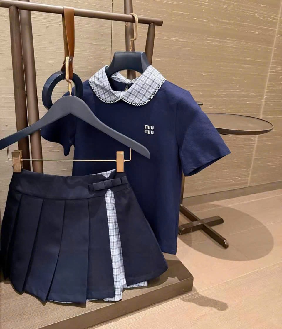 Combo áo thun cổ bẻ váy ngắn xếp ly phối màu Miu Miu 8