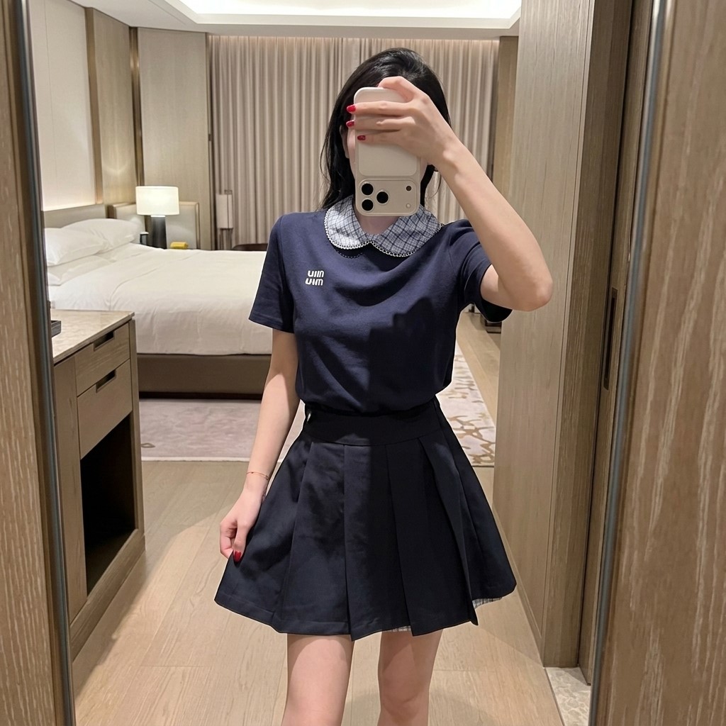 Combo áo thun cổ bẻ váy ngắn xếp ly phối màu Miu Miu 7