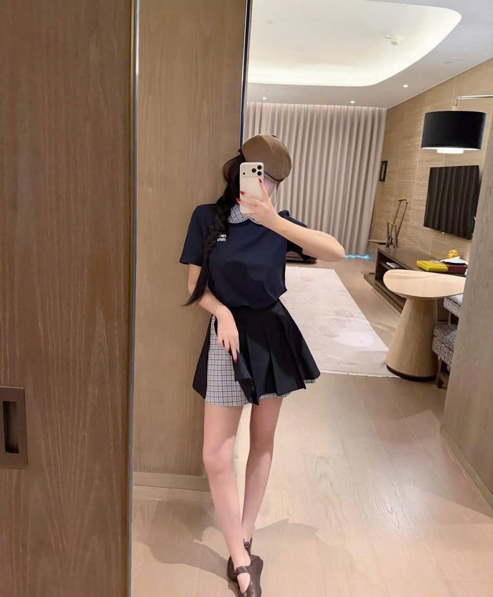 Combo áo thun cổ bẻ váy ngắn xếp ly phối màu Miu Miu 12