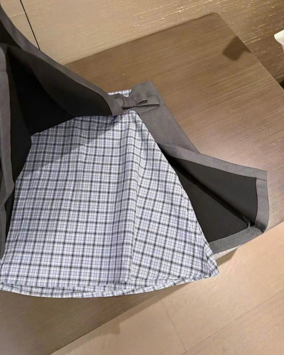 Combo áo thun cổ bẻ váy ngắn xếp ly phối màu Miu Miu 17