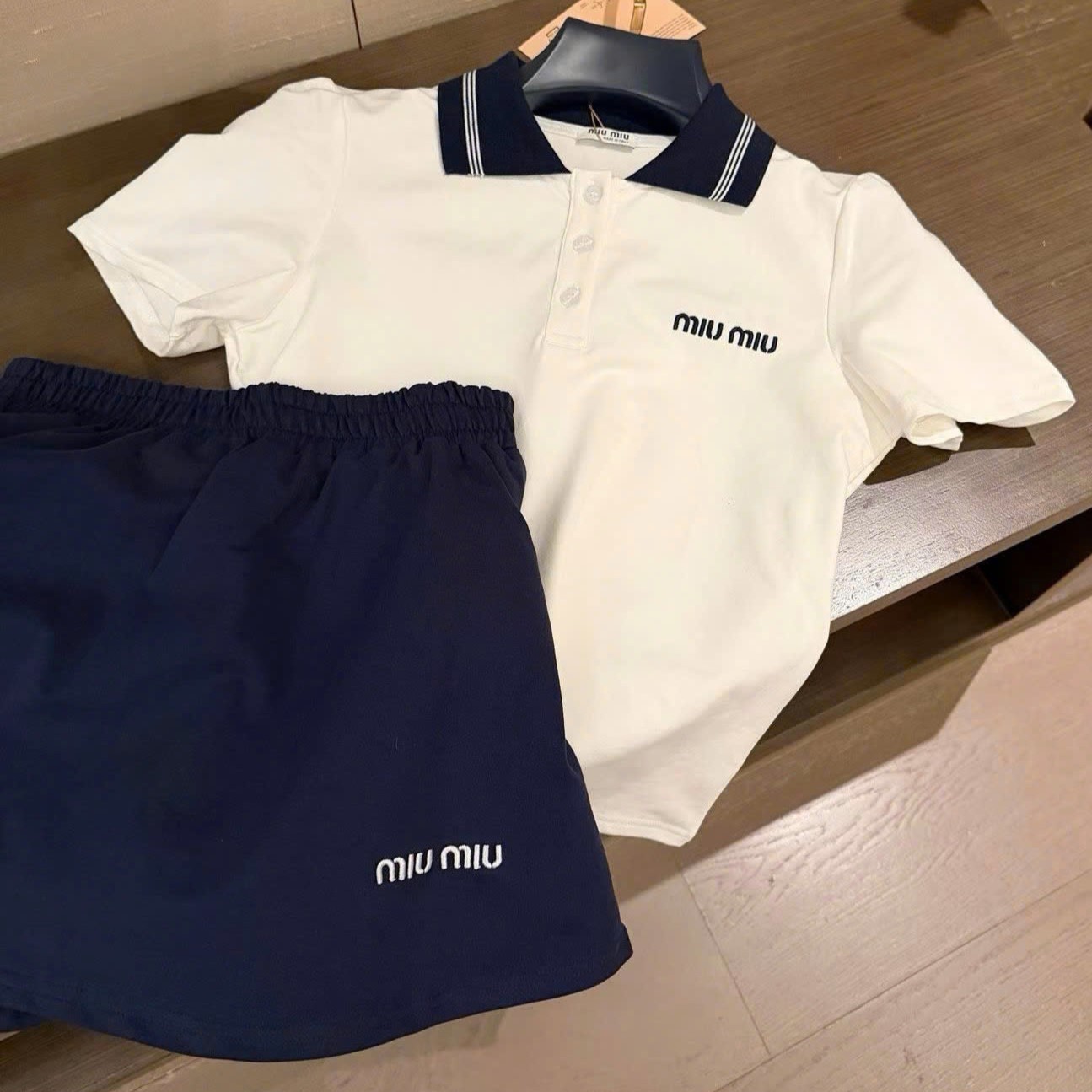 Combo áo váy thun trắng xanh Miu Miu 1