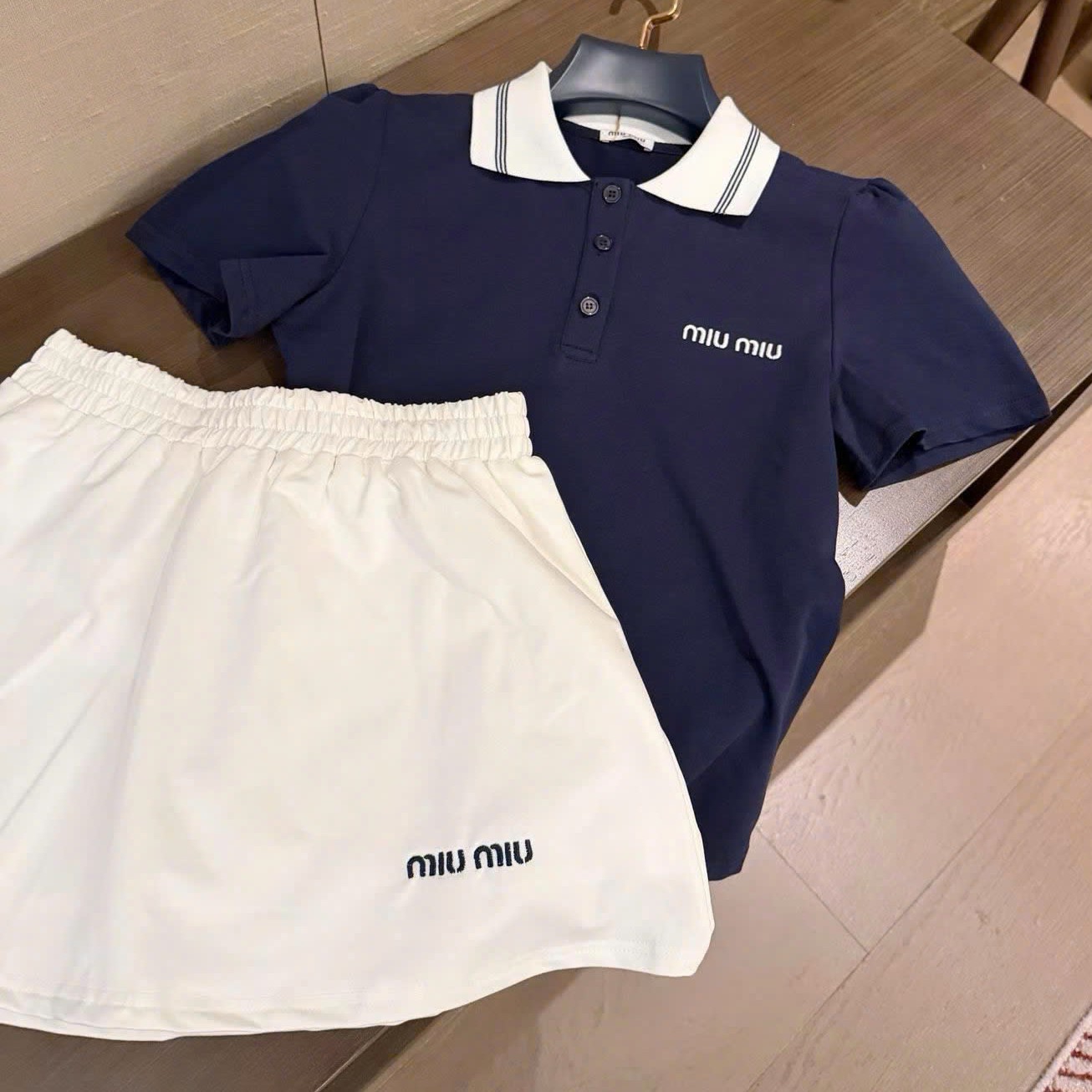 Combo áo váy thun trắng xanh Miu Miu 2