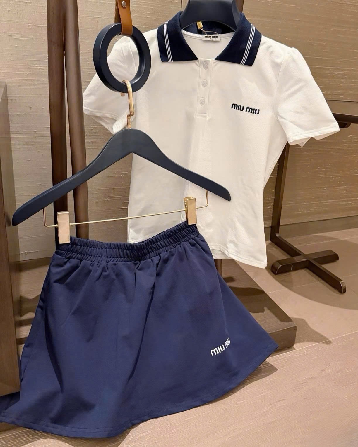 Combo áo váy thun trắng xanh Miu Miu 9
