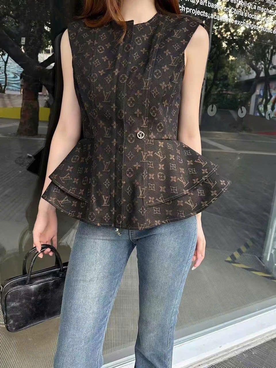 Áo jean nâu đen sát nách họa tiết hãng LV 1