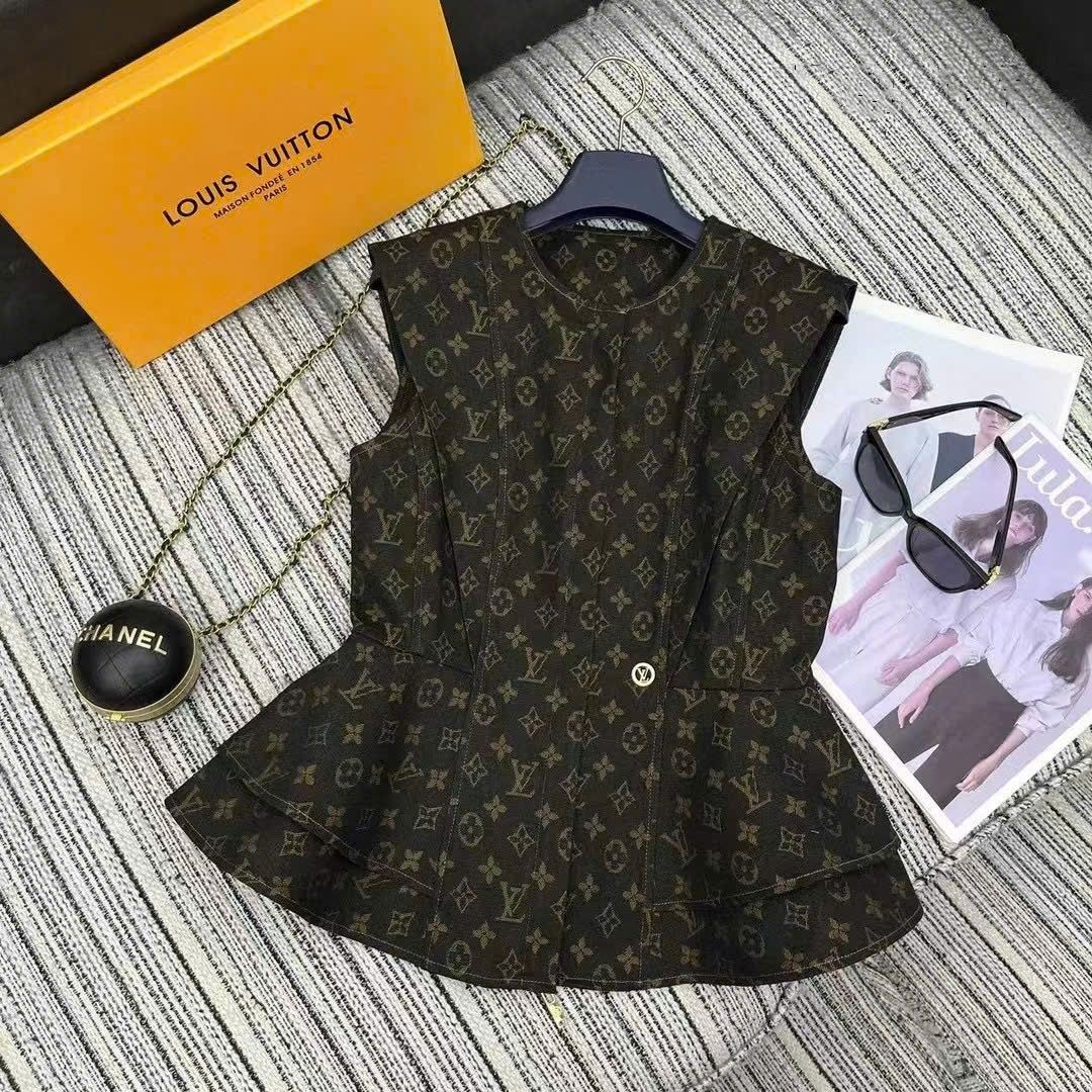 Áo jean nâu đen sát nách họa tiết hãng LV 2