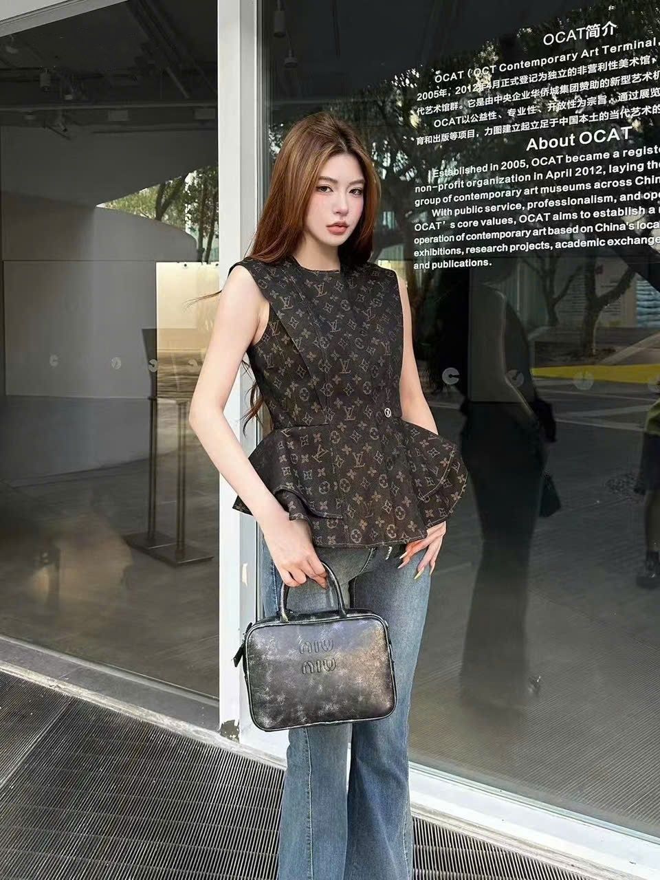 Áo jean nâu đen sát nách họa tiết hãng LV 5
