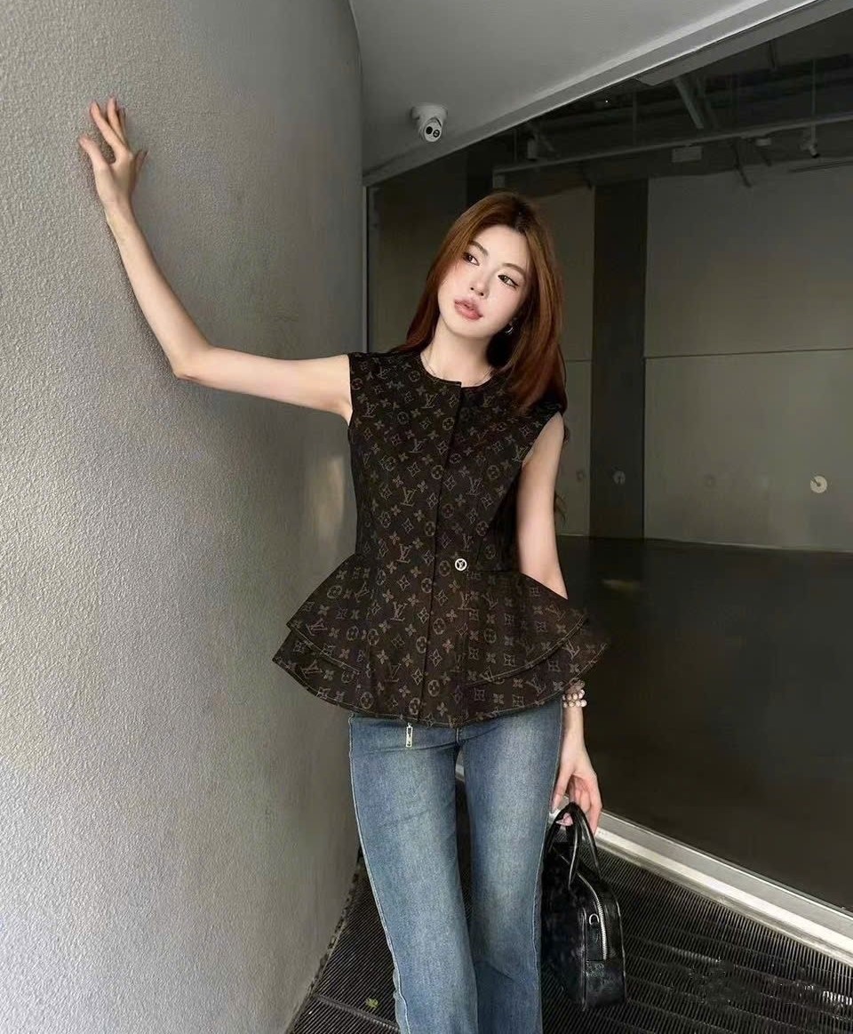 Áo jean nâu đen sát nách họa tiết hãng LV 6