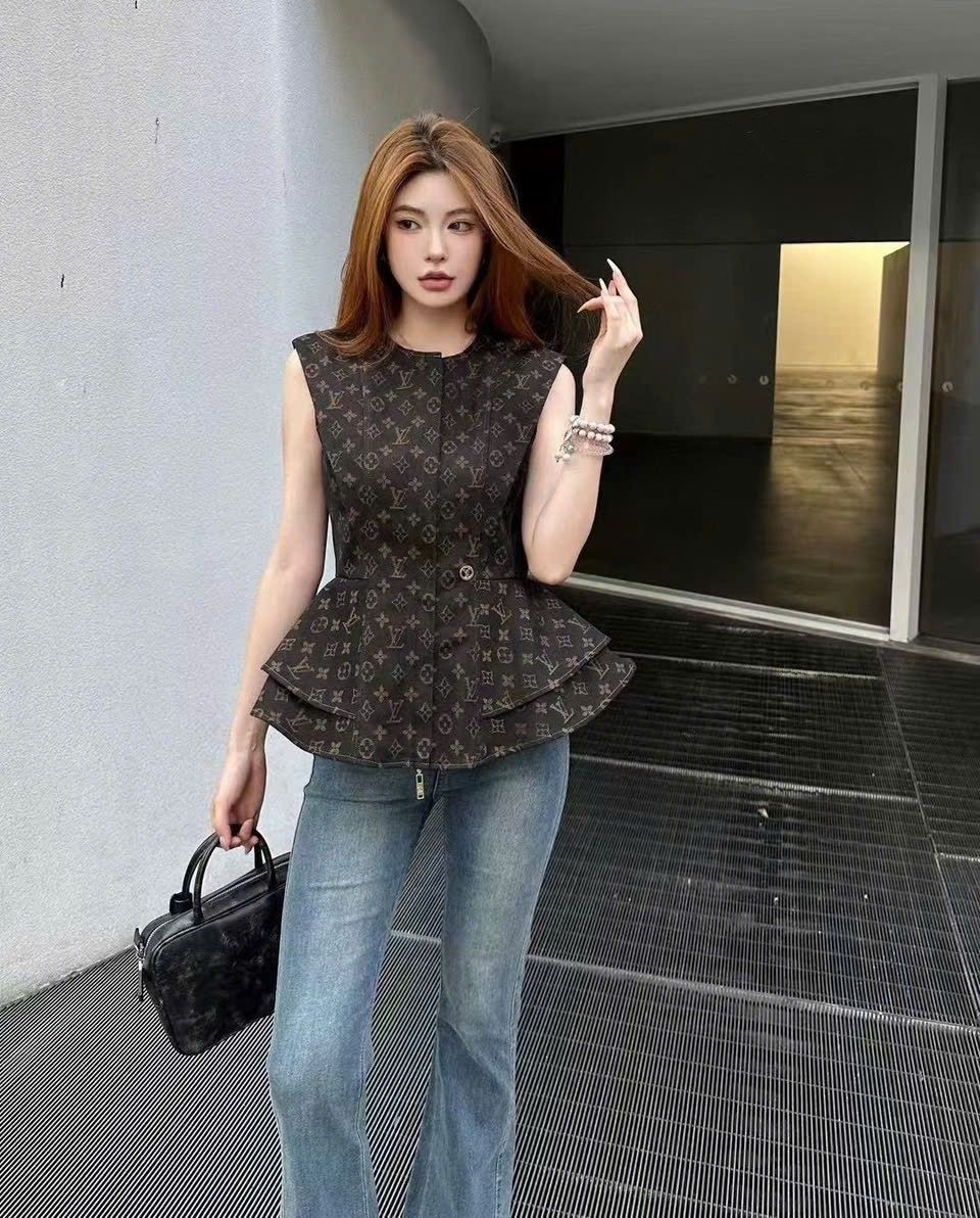 Áo jean nâu đen sát nách họa tiết hãng LV 4