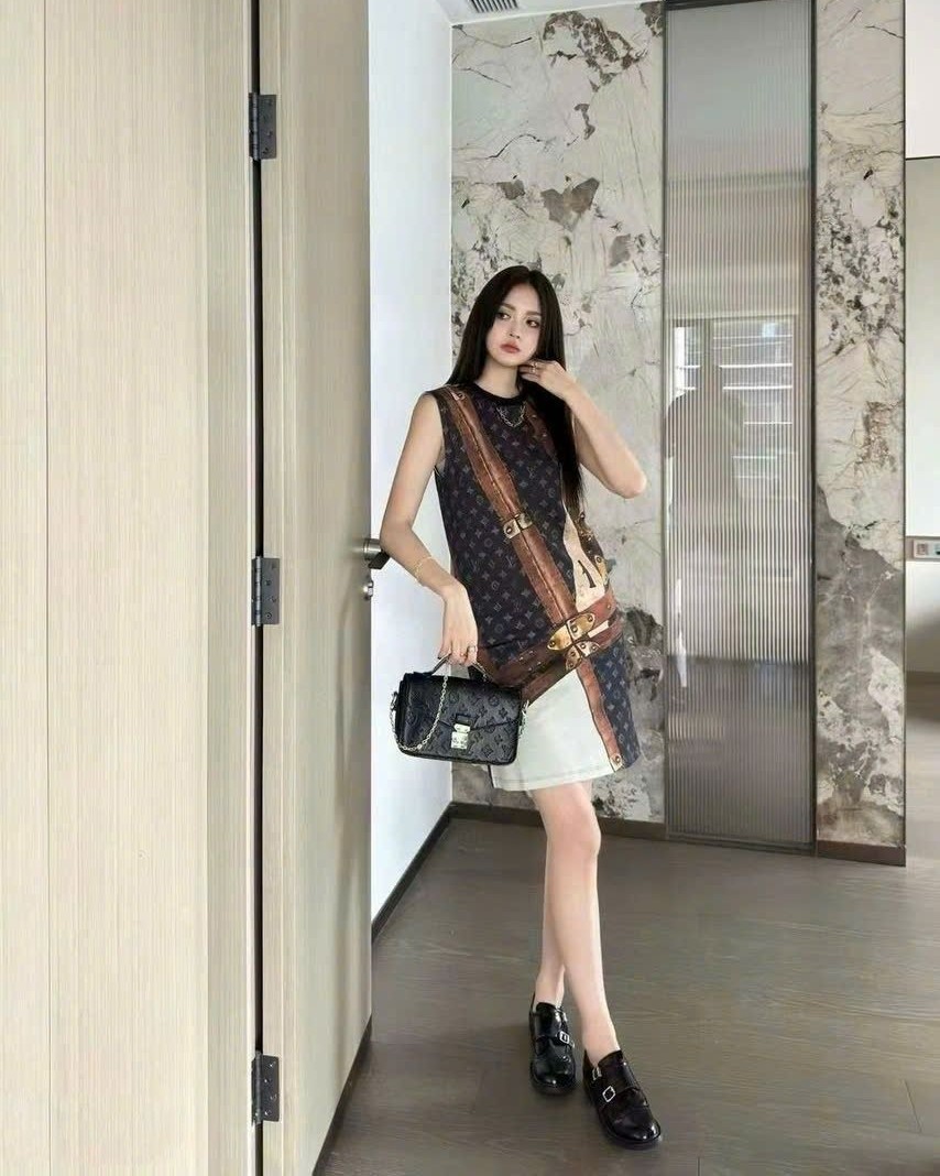 Áo đầm suông Louis Vuitton Sleeveless LV Trunk T-Shirt 1AGHCH 4