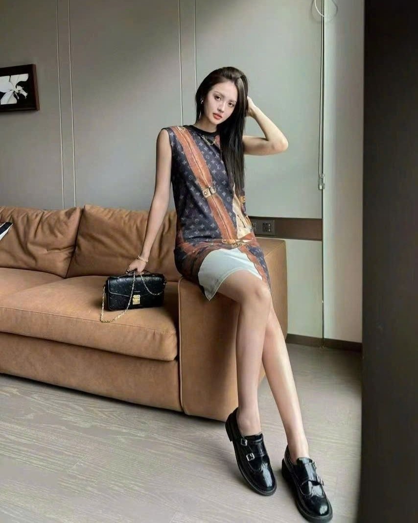 Áo đầm suông Louis Vuitton Sleeveless LV Trunk T-Shirt 1AGHCH 7