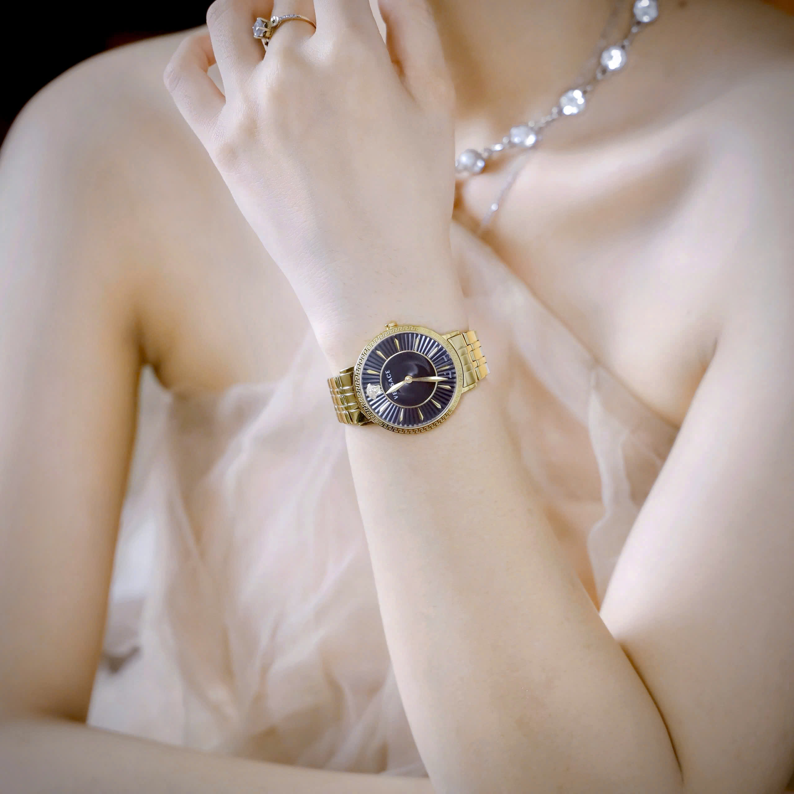 Đồng hồ đeo tay nữ Versace V-Eternal Lady Bracelet Watch VEJL00722 3