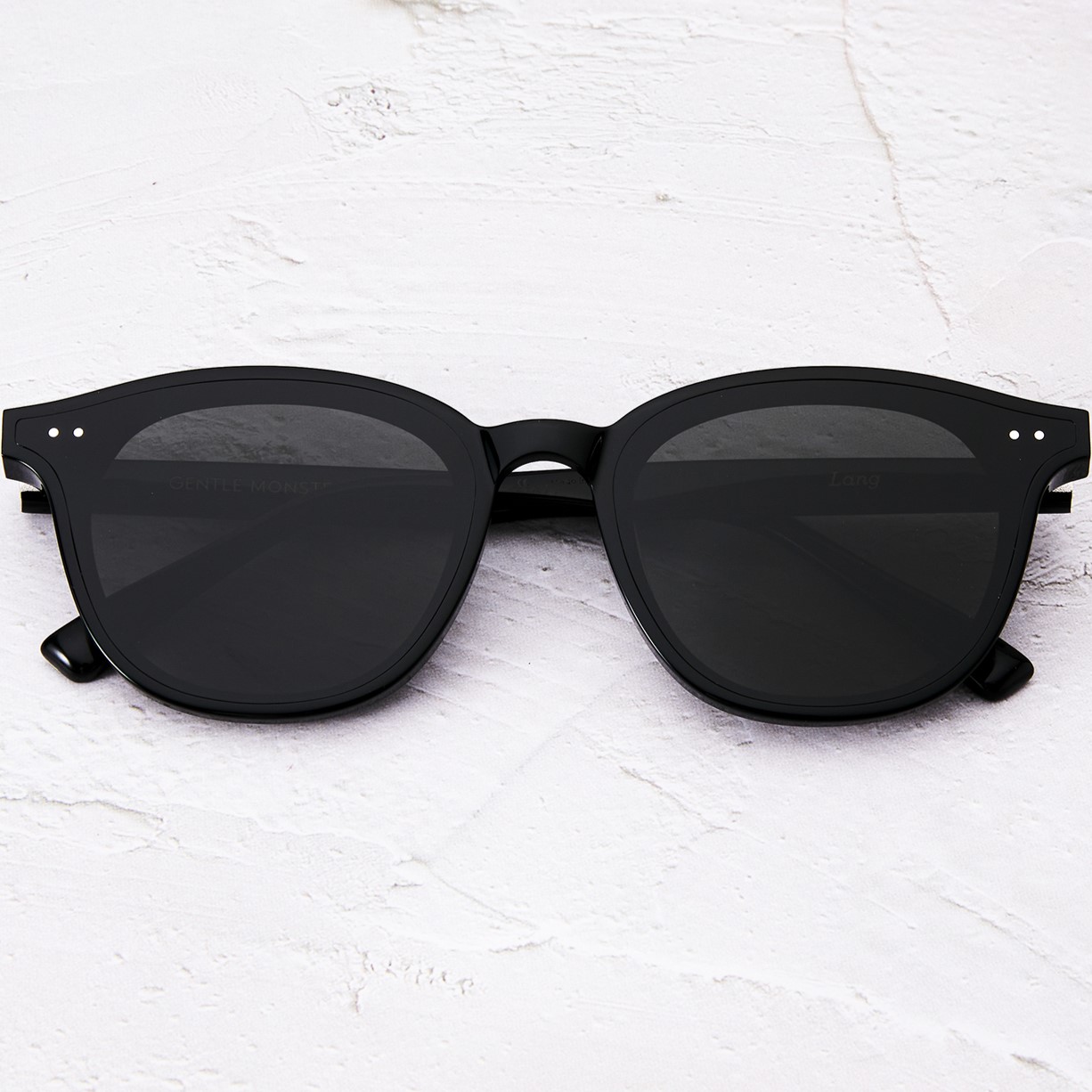 Kính mát Gentle Monster Lang 01 Black Lenses Round Acetate Frame 25