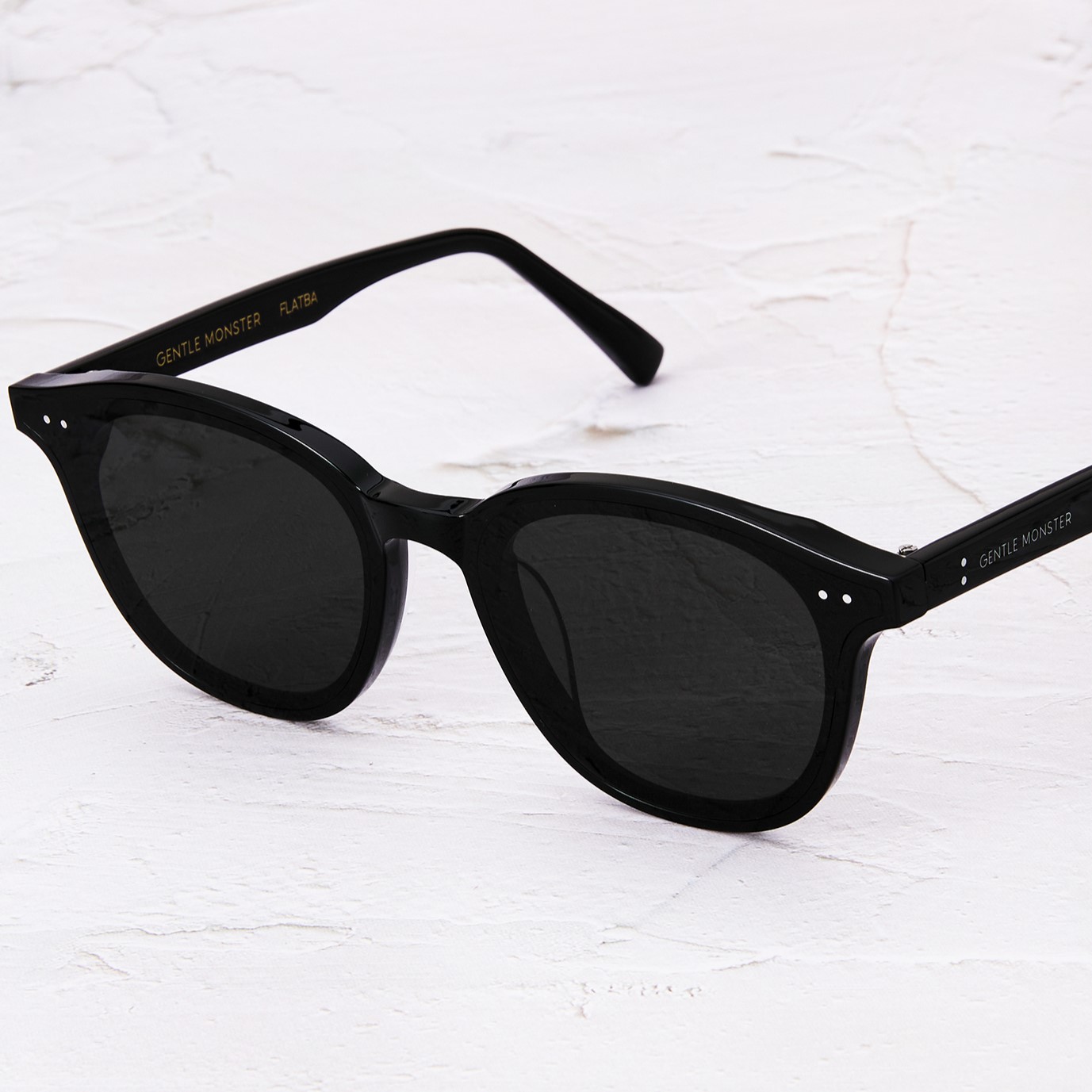 Kính mát Gentle Monster Lang 01 Black Lenses Round Acetate Frame 28