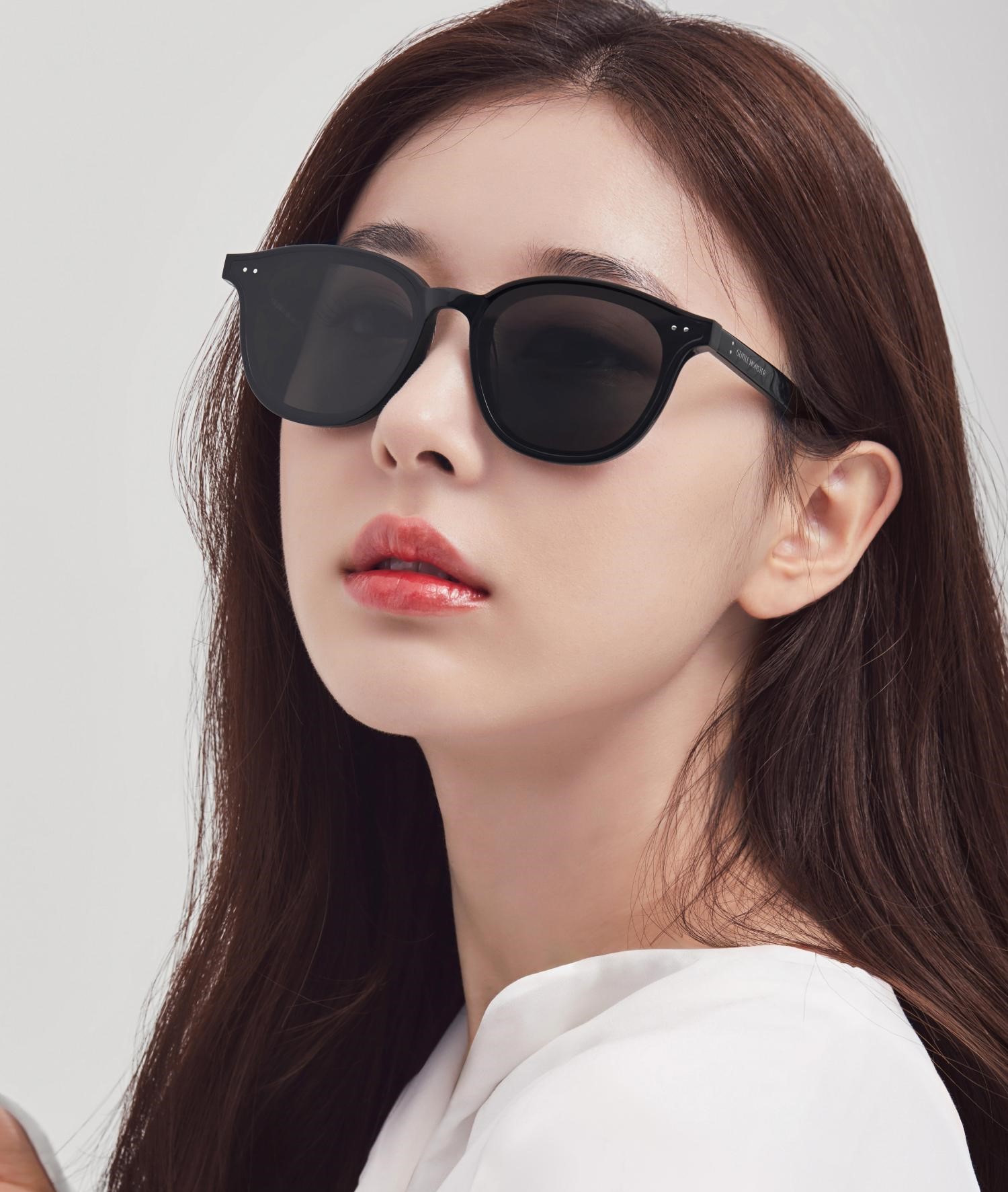 Kính mát Gentle Monster Lang 01 Black Lenses Round Acetate Frame 29