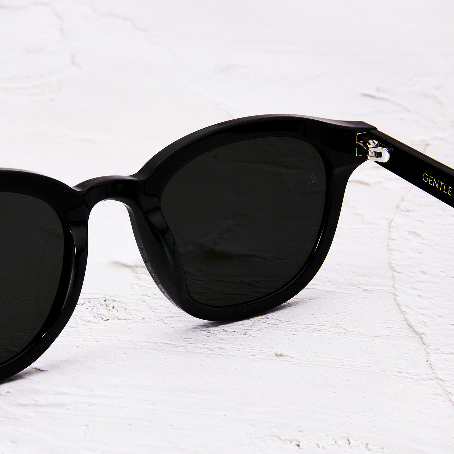 Kính mát Gentle Monster Lang 01 Black Lenses Round Acetate Frame 30